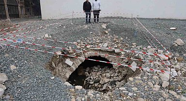 Depremde yıkılan binanın arazisinde yaşanan göçükle tarihi su kanalı ortaya çıktı