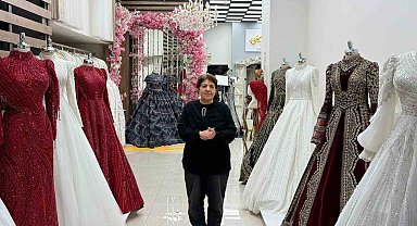 Depremlerde iki iş yeri yıkılan kadın pes etmedi