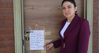 Depremzede öğrencilerin eğitim gördüğü kütüphaneye dadanan klima hırsızlarına not asıp "Lütfen Çalma" diyerek seslendiler