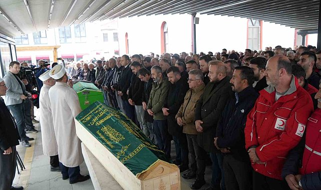 Dere yatağında cenazelerine ulaşılan anne ve oğlu gözyaşları arasında toprağa verildi