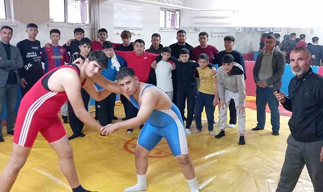 Develi'de liselerarası güreş müsabakaları yapıldı