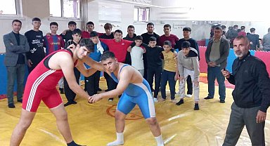 Develi'de liselerarası güreş müsabakaları yapıldı