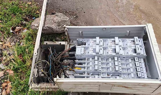 Devrilen elektrik trafosu ölüm saçıyor