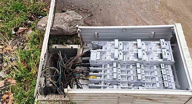 Devrilen elektrik trafosu ölüm saçıyor