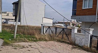 Devrilen internet direğinin çevreye dağılan kabloları risk oluşturuyor