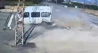 Devrilen minibüsün sürücüsü yaralandı: Kaza anı kamerada