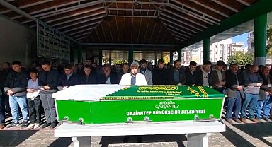 Devrilen otomobilde hayatını kaybeden kadın, memleketinde defnedildi