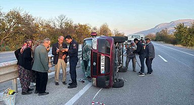 Devrilen ticari araçta 4 kişi kazayı yara almadan atlattı