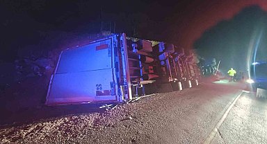 Devrilen tırın sürücüsü hayatını kaybetti