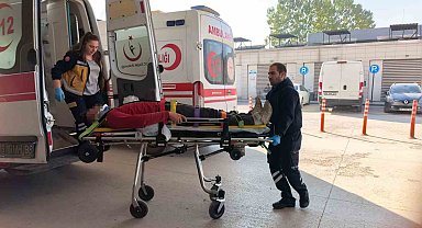 Devrilen tırın sürücüsü yaralandı