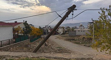 Dicle'de vatandaşlardan eğri direğin değiştirilmesi talebi