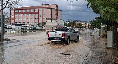 Didim'de sağanak yağış etkili oldu