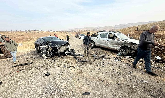 Diyarbakır'da iki otomobil kafa kafaya çarpıştı: 2 yaralı