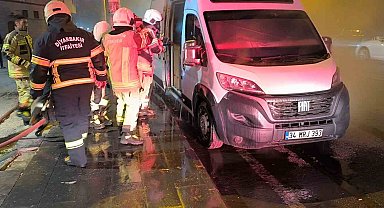 Diyarbakır'da itfaiye ekiplerinin karavan yangınına müdahalesi kask kamerasında