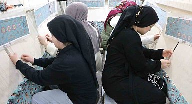 Diyarbakır'da kadınlar ürettikleri el emeği dokuma halıları Avrupa'ya satıyor
