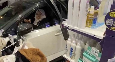 Diyarbakır'da kontrolden çıkan otomobil kozmetik mağazasına daldı