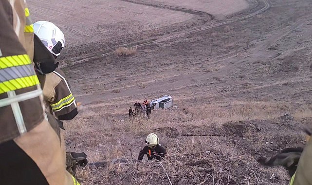 Diyarbakır'da otomobil şarampole yuvarlandı: Yaralı sürücüyü itfaiye kurtardı