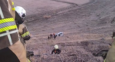 Diyarbakır'da otomobil şarampole yuvarlandı: Yaralı sürücüyü itfaiye kurtardı