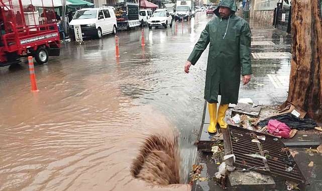 Diyarbakır'da sağanak yağış yolları göle çevirdi