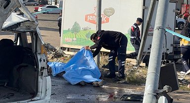 Diyarbakır'da tır ve iki aracı biçti: 2 ölü, 3 yaralı