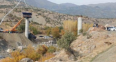 Diyarbakır'ın Kulp ilçesinde köprü inşaatında meydana gelen çökme sırasında yaralanan 4 kişi hastaneye sevk edilirken, 2 kişiyi enkaz altından çıkarma çalışmaları devam ediyor.