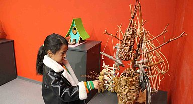 Doğada bulduğu ahşap parçalarını kuş evini çevirdi