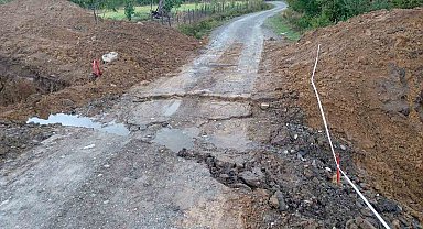 Doğalgaz çalışması sonucu bozulan yollar tehlike oluşturuyor