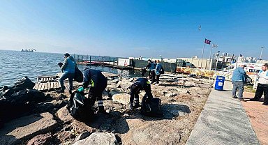 Doğaseverler Karşıyaka'da kıyı temizliği yaptı