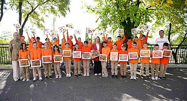 Dökülen yapraklar, sanata dönüştü