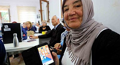 Dolandırıcıların hedef kitlesi 60 yaş üzerine akıllı telefon kullanımı eğitimi