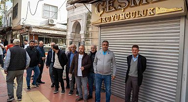 Dolandırıldıklarını iddia eden kuyumcu mağdurları dükkan önünde toplandı