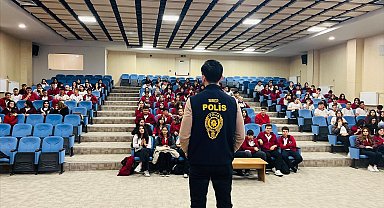 Domaniç'te öğretmen ve öğrenciler siber suçlara karşı bilgilendirildi