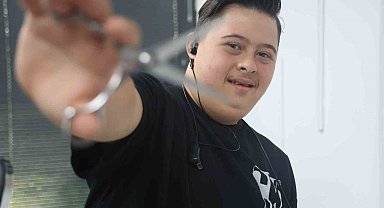 Down sendromlu Şükrü'nün yürek ısıtan tıraşı müşterilerin sevgisini kazandı