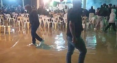 Düğünü su basınca, paçalarını sıvayıp oynamaya devam ettiler