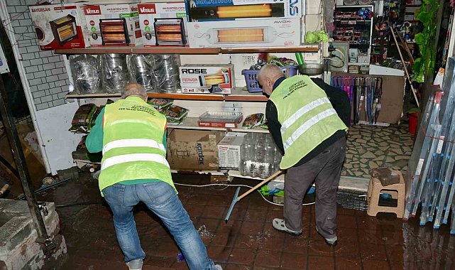 Dükkanını pis su basan vatandaş İSKİ'ye isyan etti, Esenyurt Belediyesi yardımına koştu