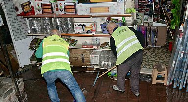 Dükkanını pis su basan vatandaş İSKİ'ye isyan etti, Esenyurt Belediyesi yardımına koştu