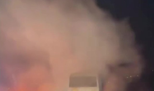 Dumanların yükseldiği yolcu midibüsündeki yangını muhtar ve vatandaşlar önledi