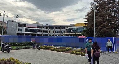 Düzce'de yıkım çalışması süren belediye binasında yangın