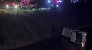 Düzce'de kamyonet su kanalına devrildi!