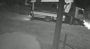 Düzce'de mobil vinç telefon direğini kırıp olay yerinden uzaklaştı