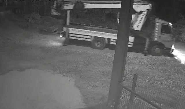 Düzce'de mobil vinç telefon direğini kırıp olay yerinden uzaklaştı