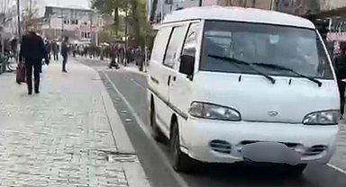 Düzce'de trafiğine kapalı caddeye ticari minibüs girdi!