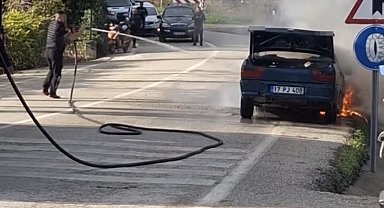 Eceabat'ta seyir halindeki otomobil yanarak kullanılamaz hale geldi