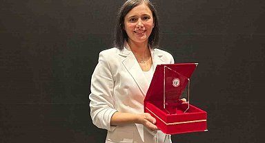 Eczacılık Fakültesi Öğretim Üyesi Doç. Dr. Çevik'e "TEB Eczacılık Akademisi Teşvik Ödülü"