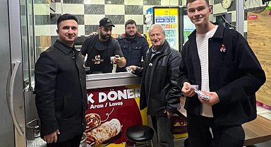 Edirne Keşan'da AK Parti Gençlik Kolları Atatürk rozeti dağıttı