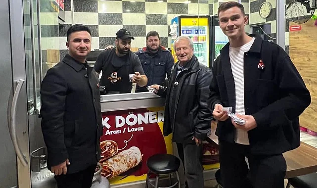 Edirne Keşan'da AK Parti Gençlik Kolları Atatürk rozeti dağıttı