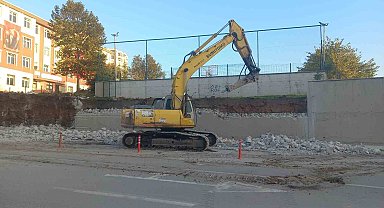 Edirne'de devrilme tehlikesi taşıyan okul duvarı yenileniyor