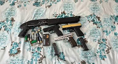 Edirne'de evden ruhsatsız tabancalar ve mühimmat çıktı