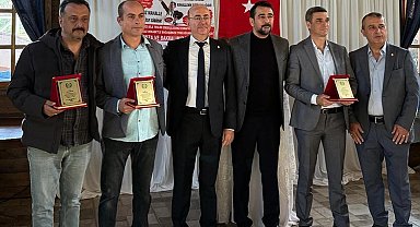 Edremit'te Bakkallar Odası, 20 yılını tamamlayan esnafları plaketle ödüllendirdi