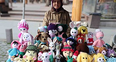 El emeğiyle ördüğü bebekleri satarak ev ekonomisine katkı sunuyor